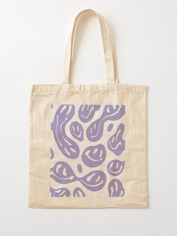 Tote bag con diseño sencillo pintado a mano un solo color (morado) con tela de loneta cruda.